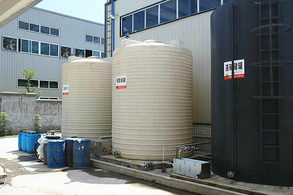10吨PE储罐在宁海化工厂室外存储化工